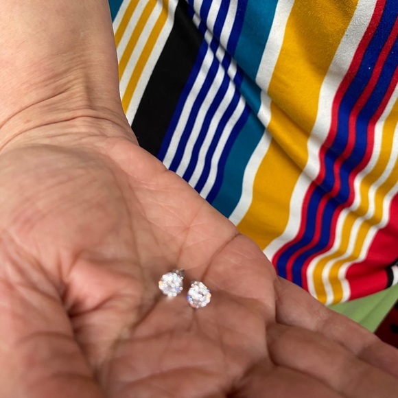 14K white gold diamond earrings - Picture 6 of 6